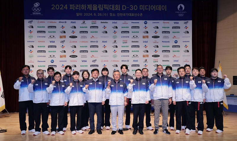 Le président du Comité olympique coréen Lee Kee-heung, les entraîneurs et les athlètes coréens posent lors de la journée médiatique marquant le compte à rebours de 30 jours avant les Jeux olympique de Paris, au centre national d’entraînement de Jincheon, dans le Chungcheong du Nord, le 26 juin 2024.