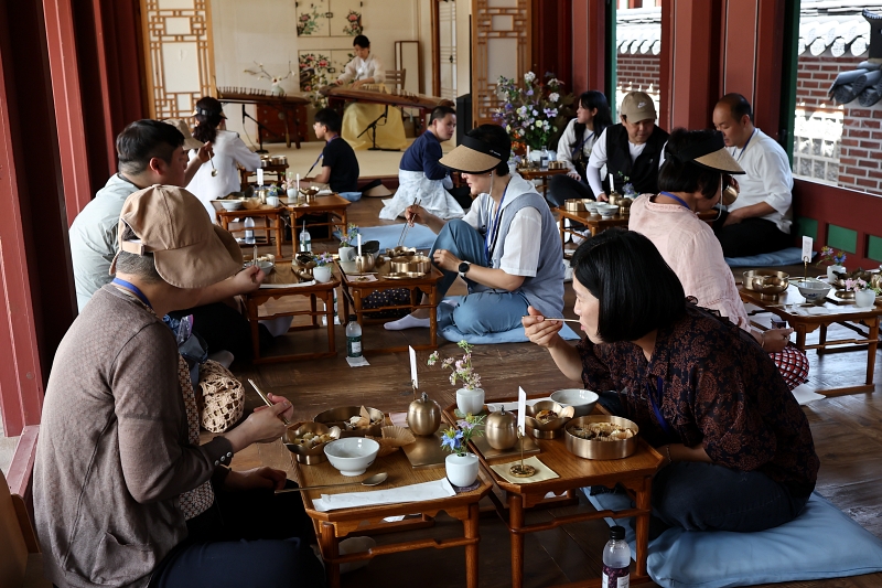 Les visiteurs dégustent des plats royaux lors d’un atelier de dégustation qui s'est tenu à Sojubang, la cuisine du palais Gyeongbokgung, le 27 juin 2024.