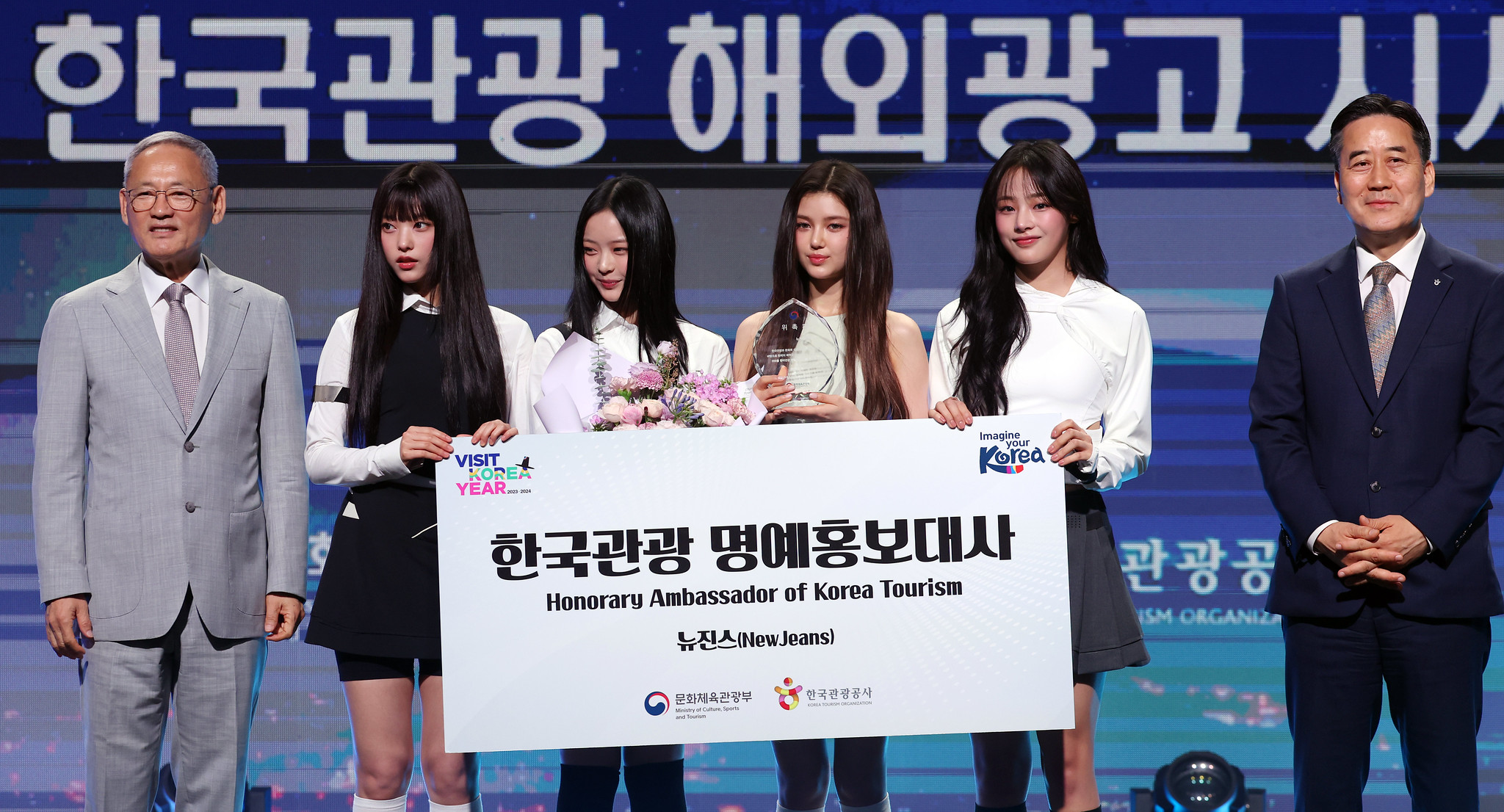 De gauche à droite, le ministre de la Culture, des Sports et du Tourisme Yu In Chon, Hyelin, Hani, Danielle et Minji de New Jeans, et le président de l’Office national du tourisme coréen, Seo Young-choong, à l’hôtel Grand Hyatt Seoul, le 11 juillet 2024. 