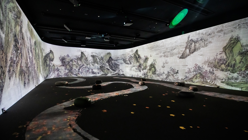 La fresque Gangsan Mujindo est projetée sur un écran de 60 mètres de long, dans une salle du musée national de Corée.