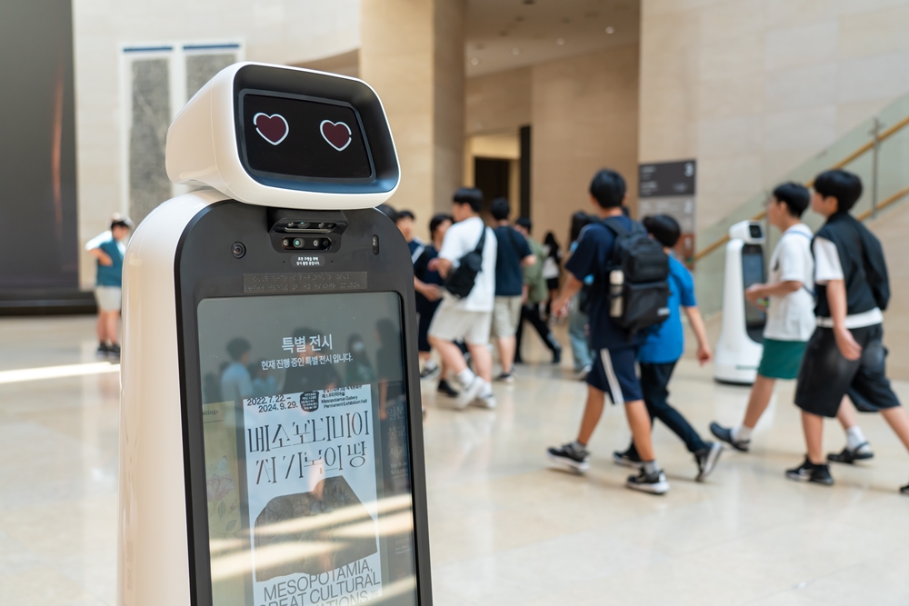 Le robot QI circule au troisième étage du musée national de Corée.