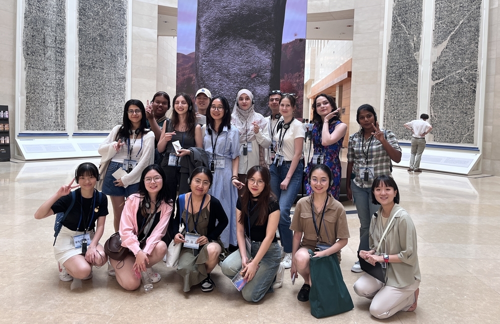 Un groupe d’étudiants étrangers en Corée participe à une visite guidée au musée national de Corée. © Musée national de Corée