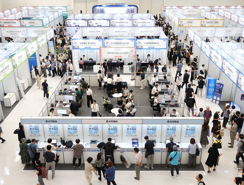 Un salon de l'emploi pour les quadragénaires et quinquagénaires accueille des demandeurs d'emploi, à la Dongdaemun Design Plaza (DDP) de Séoul, le 22 juillet 2024.