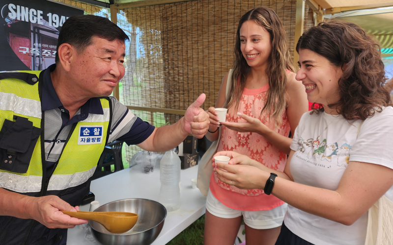 Viviana et Maria, deux amies, goûtent à un verre d’alcool de riz à la pêche. © Hong Angie / Korea.net