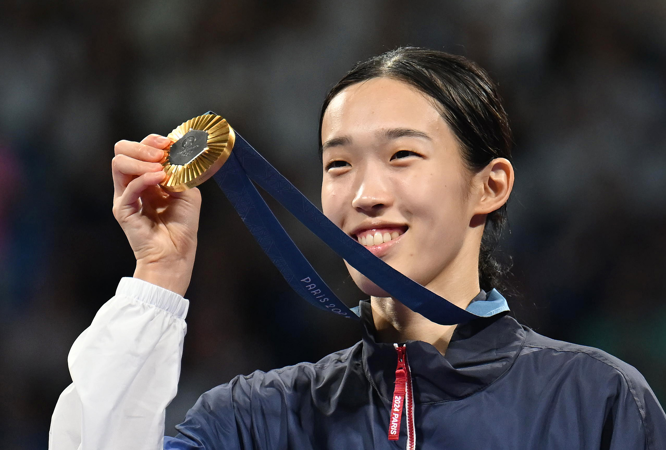 La taekwondoïste Kim Yujin pose avec sa médaille d’or après sa consécration lors de la finale des moins de 57 kilos des Jeux olympiques de Paris, au Grand Palais, le 8 août 2024. © Agence de presse Yonhap