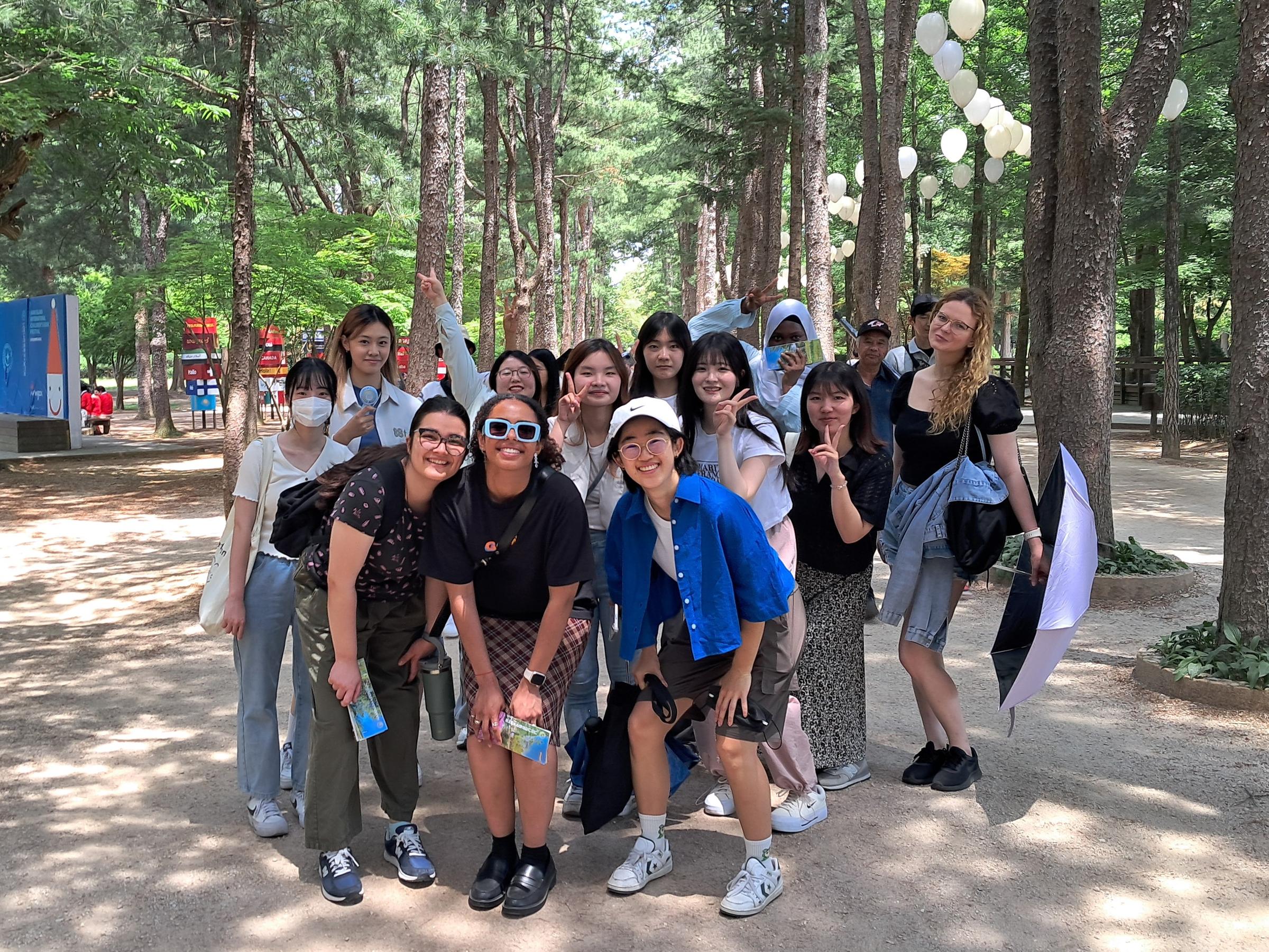 Un groupe d’étudiants en coréen du centre de langues de l’université pour femmes Ehwa visite l’ile de Nami, le 21 juin 2024. © Université pour femmes Ehwa
