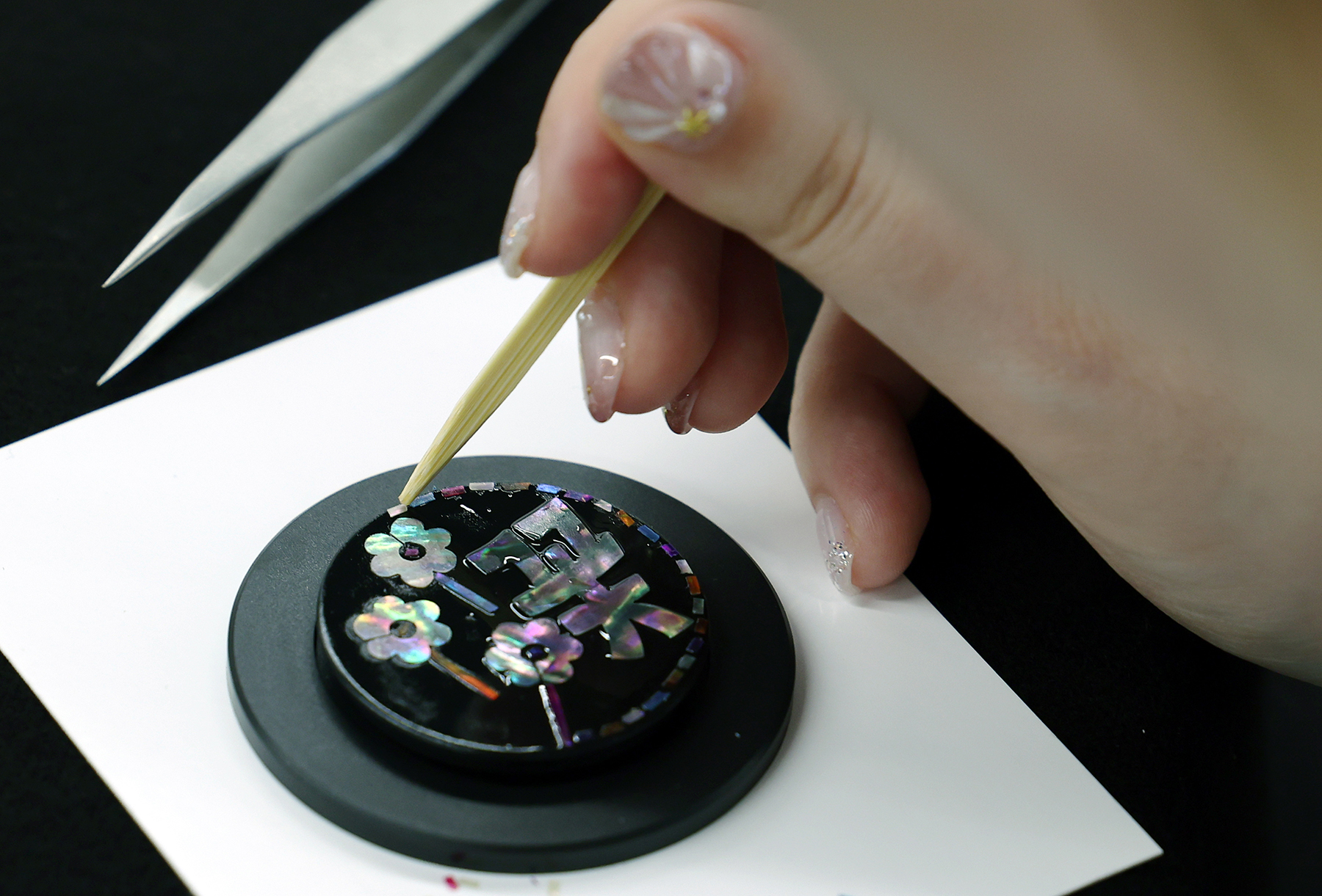 L’atelier nacre du Seoul Culture Lounge du 9 août dernier proposait de décorer un support magnétique pour smartphone des lettres coréennes 별 (étoile), 달 (lune) , 봄 (printemps) ou 꽃 (fleur). © Lee Jun Young / Korea.net