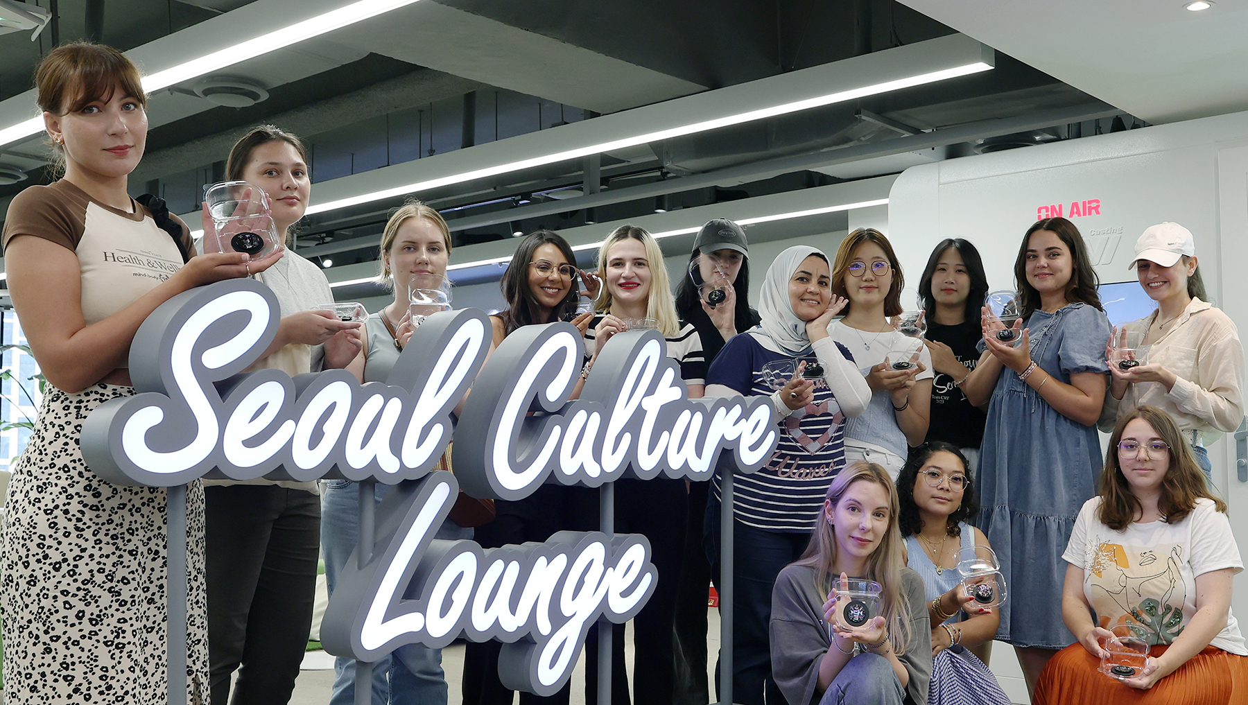 Les participantes à l’atelier nacre du Seoul Culture Lounge posent avec leurs créations, le 9 août 2024. © Lee Jun Young / Korea.net