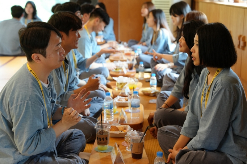 Les participants de l’événement de rencontre « I am Jeolo » discutent dans un temple coréen. © Korean Buddhist Foundation for Social Welfare