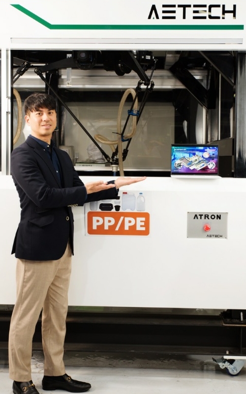 Le président d’Aetech, Ryu Jae Ho, pose devant le robot Atron. © Aetech