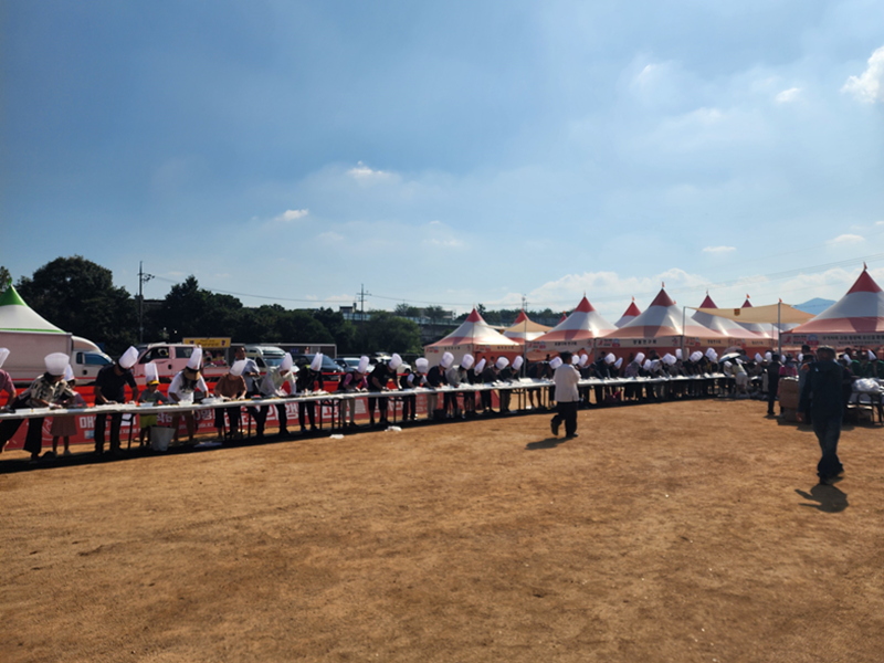 Les participants à l’atelier de fabrication du kimbap de baies de goji de 99 mètres de long, le 31 août 2024. © Hong Angie