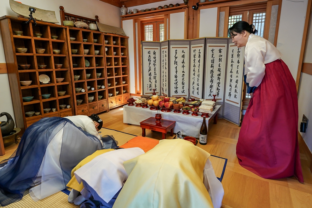 Cho Yoon-ju (à droite), directrice du Korea Food Grand Master Center, présente le processus autour de lors d’une démonstration de cérémonie Charae de Chuseok, au le village hanok d’Eunpyeong, à Séoul, le 22 septembre 2023.  © Société coréenne de commerce des produits de l’agriculture et de la pêche