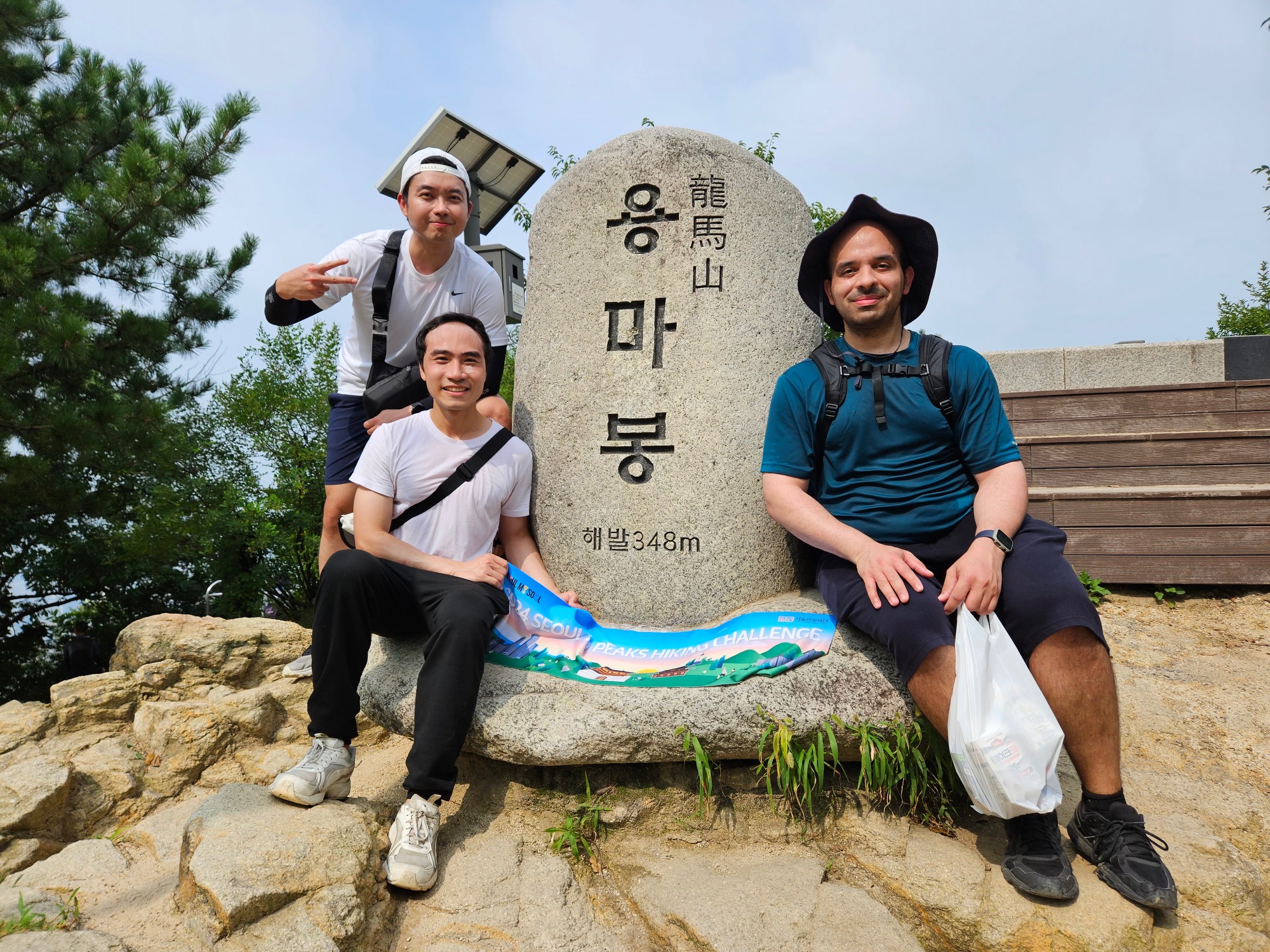 Steffanus Pranoto et deux de ses amis posent au sommet du mont Yongma, à Séoul, le 3 août 2024. © Steffanus Pranoto