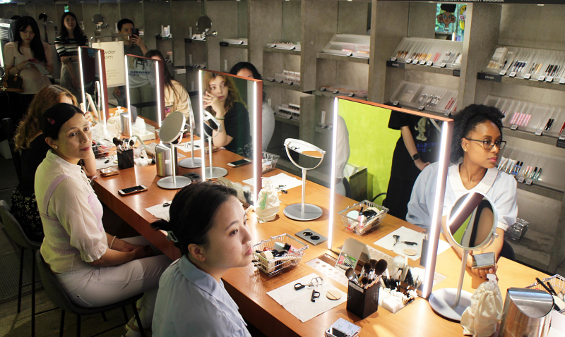 Les participatns participent à un atelier de maquillage à la coréenne. © Municipalité de Séoul