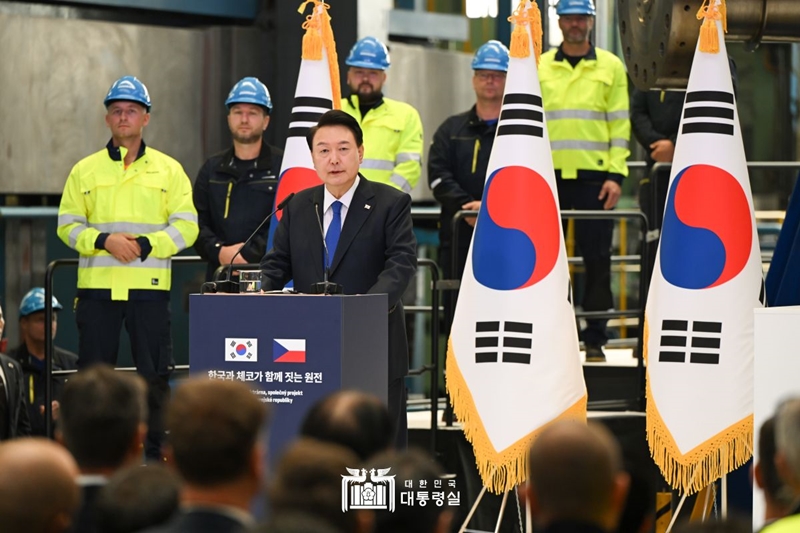 Le president Yoon Suk Yeol prononce un discours dans l’usine de Doosan Skoda Power, située dans le complexe industriel de Pilsen, en République tchèque, le 20 septembre 2024. © Bureau présidentiel