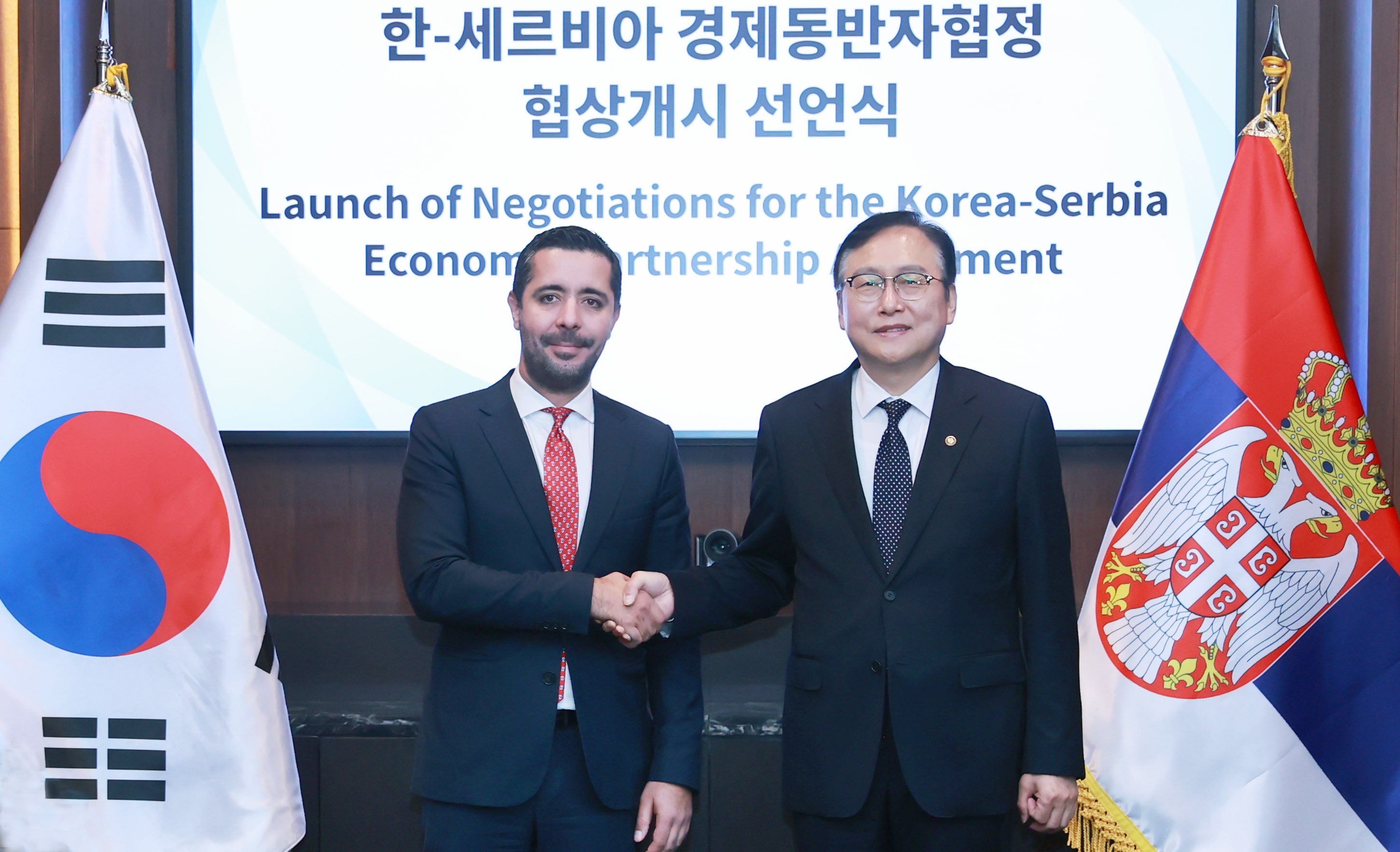 Le directeur du bureau du commerce au ministère du Commerce, de l’Industrie et de l’Énergie, Cheong In-kyo, serre la main du ministre serbe du Commerce intérieur et extérieur, Tomislav Momirovic, à l’hôtel Conrad Seoul, le 26 septembre 2024. © Ministère du Commerce, de l’Industrie et de l’Énergie