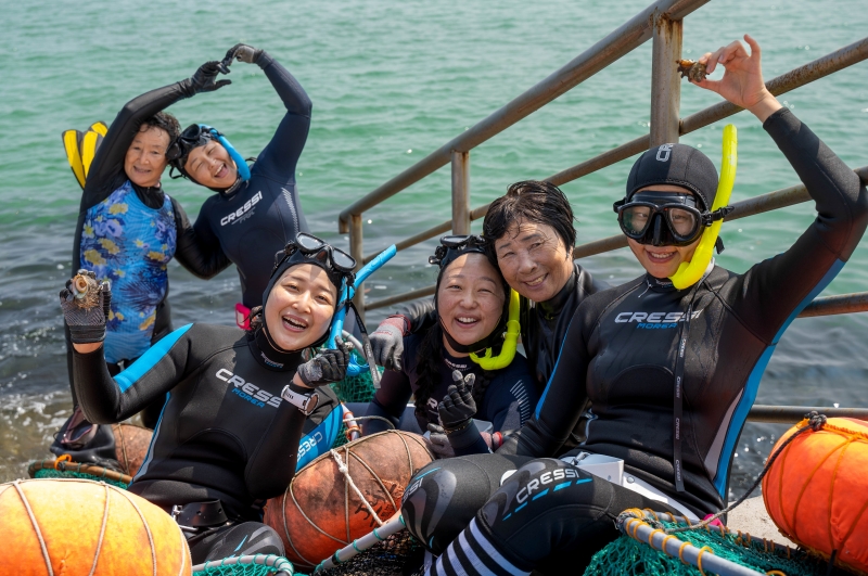 Les participants à une expérience haenyeo posent avec leurs instructrices haenyeo à Gujwa, sur l’île de Jeju, le 8 septembre 2024. © Kim Da Eun