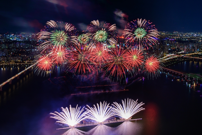 Le Seoul International Fireworks Festival 2023 qui s’est tenu au parc Hangang Yeouido à Séoul, en 2023. © Hanhwa Group