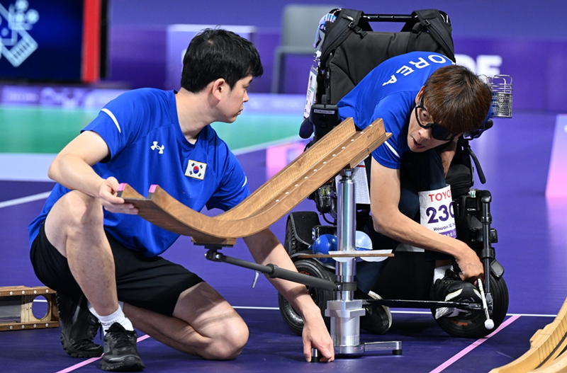 Jeong Ho-won (à droite) a remporté la médaille d’or lors de l’épreuve masculine de boccia individuel BC3, à l’Arena Paris Sud 1, le 2 septembre 2024. © Comité paralympique coréen