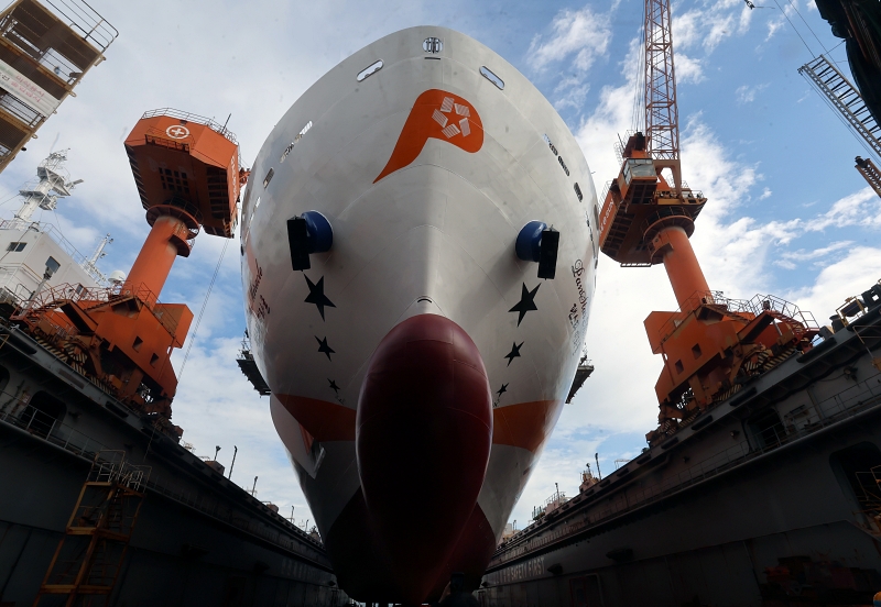 Le paquebot de luxe Panstar Miracle est dévoilé au public de la cérémonie de lancement qui a eu lieu sur les quais de la Daesun Shipbuilding and Engineering Co., à Busan, le 10 octobre 2024.