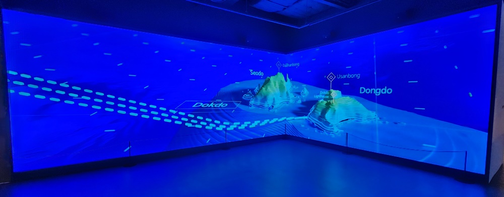 Une fresque d'art médiatique accueille les visiteurs à leur entrée au Dokdo Museum Seoul, situé dans l’arrondissement de Yeongdeungpo. © Lee Jihae / Korea.net