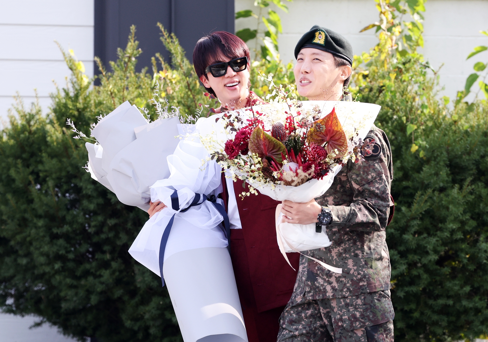 J-Hope (à droite), du groupe BTS, sort de la 36e division d'infanterie de l'armée de terre en compagnie de Jin, à Wonju, dans le Gangwon, le 17 octobre 2024. © Agence de presse Yonhap