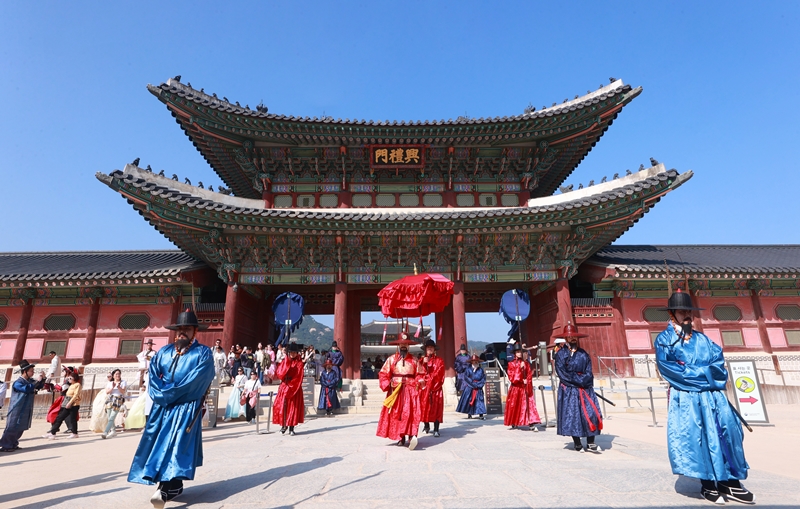 La reconstitution de la cérémonie Cheopjong s’est déroulée devant la porte Heungnyemun du palais Gyeongbokgung, dans l’arrondissement de Jongno à Séoul, le 17 octobre 2024. © Agence de presse Yonhap