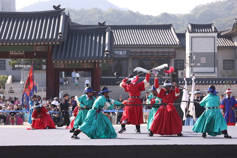 Les gardes effectuent une démonstration d’arts martiaux lors de la cérémonie Cheopjong à la porte Heunggyemun du palais Gyeongbokgung, dans l’arrondissement de Jongno à Séoul, le 17 octobre 2024. © Agence de presse Yonhap