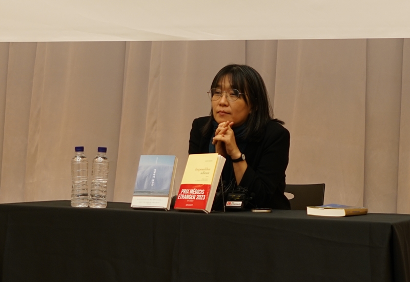 La romancière Han Kang donne une conférence de presse au Korea Broadcasters Center, à Séoul, le 14 novembre 2023. © Munhakdongne Publishing Co.