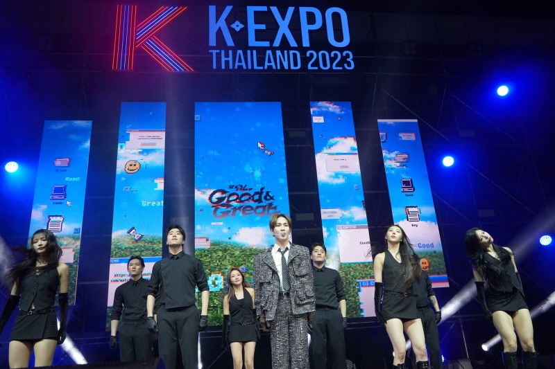 Key, du groupe de K-pop Shinee, se produit sur la scène de la K-EXPO Thailand 2023 qui s’est tenue à Bangkok en novembre de l’année dernière. © Agence coréenne des contenus créatifs