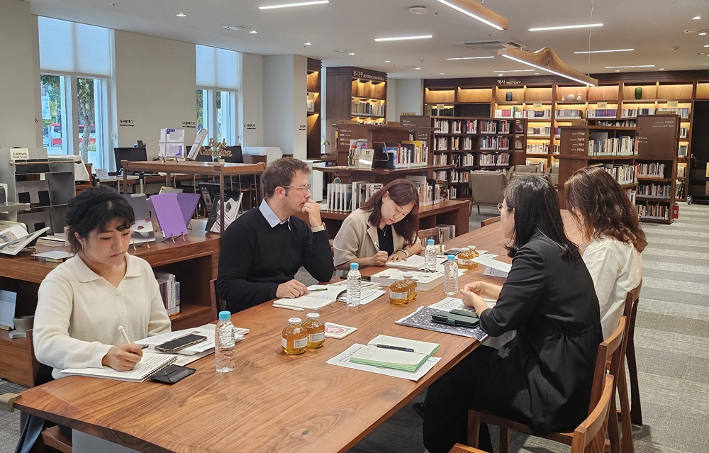 Arnaud Bertrand s’entretient avec la directrice du Musée de l'artisanat de Séoul, Kim Soo Jeong, le 30 septembre 2024. © Musée de l'artisanat de Séoul