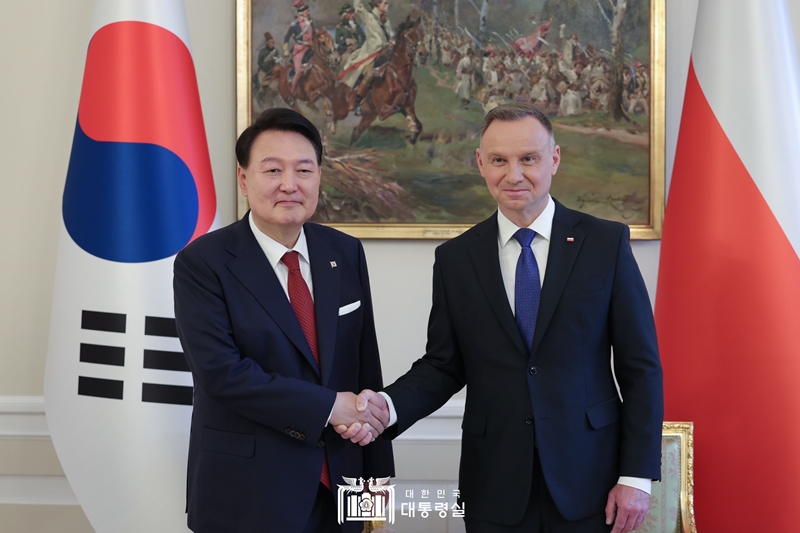 Le president Yoon Suk Yeol et son homologue polonais Andrzej Duda posent lors de leur sommet au palais présidentiel à Varsovie, en Pologne, le 24 juillet 2023. © Bureau présidentiel