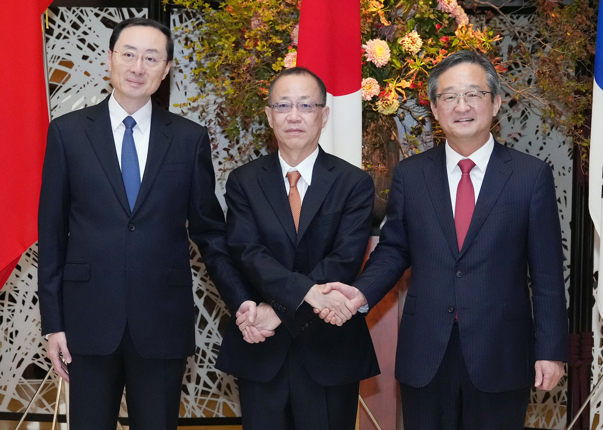De gauche à droite, Sun Weidong, Funakoshi Takehiro et Chung Byung-won, respectivement vice-ministres chinois, japonais et coréen des Affaires étrangères, à Tokyo, le 28 octobre 2024. © Ministère des Affaires étrangères