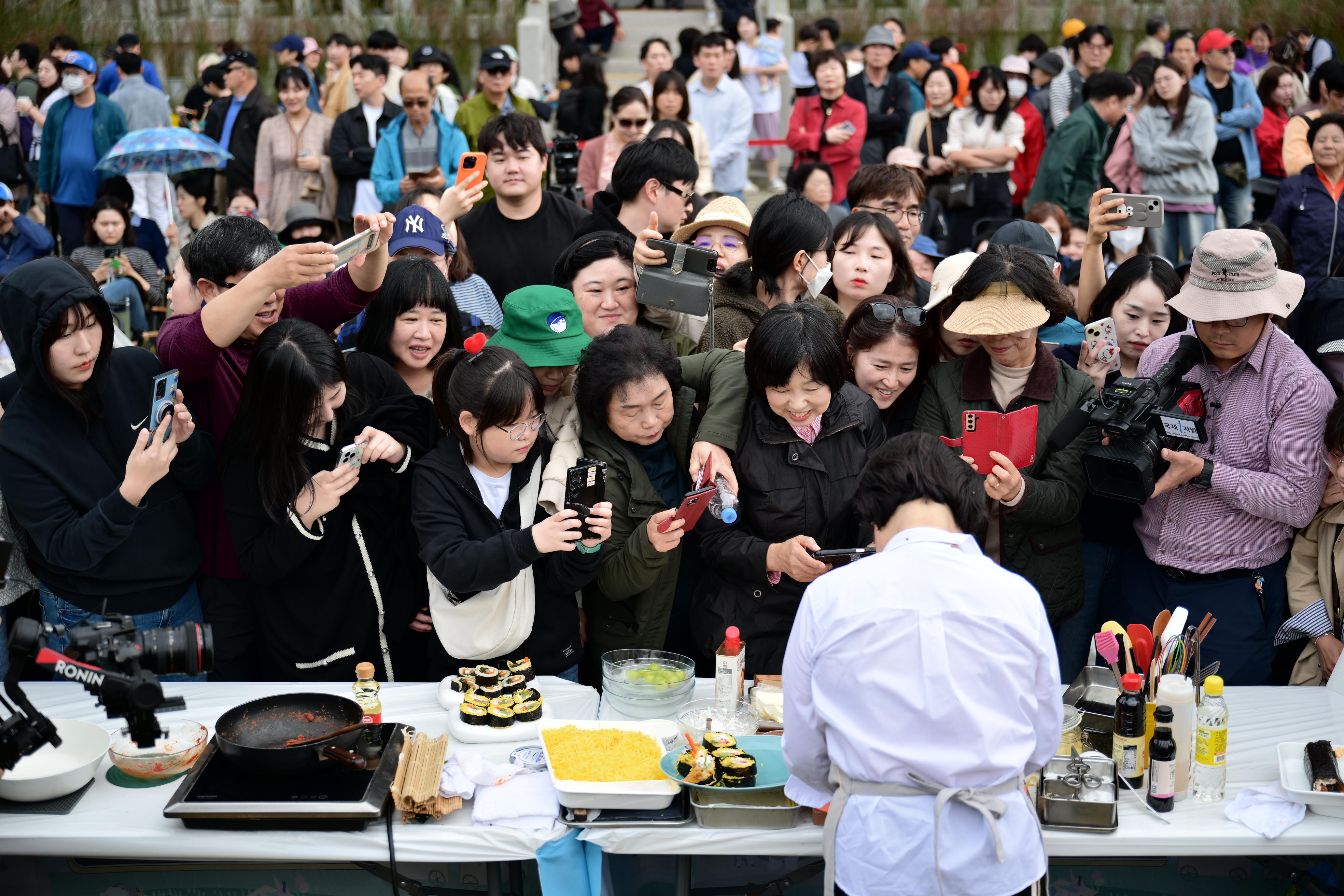 La foule se presse autour de la cheffe cuisinière Lee Hye-jung en pleine préparation de gimbap, à Gimcheon, le 26 octobre 2024. © Festival du gimbap de Gimcheon