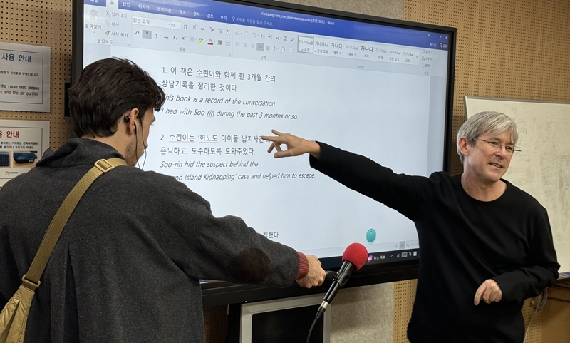 Le professeur Darcy Paquet donne un cours de traduction audiovisuelle à ses étudiants, le 7 novembre 2024. © Lee Kyoung Mi / Korea.net