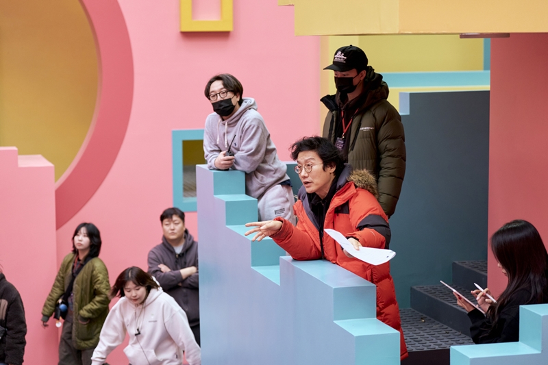 « La deuxième saison fait directement suite à la première, qui s’achevait avec Gi-hun qui renonçait à prendre l’avion après sa victoire au jeu », avait déclaré le directeur de la série, Hwang Dong-hyuk, lors d’une rencontre avec les journalistes sur le plateau de tournage de la série, le 7 décembre 2023. © Netflix
