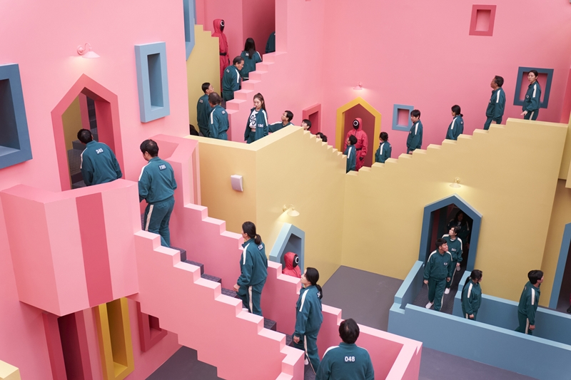 L'escalier du labyrinthe, plus grand, garde les mêmes couleurs et le même design que dans la première saison. « Tensions et disputes apparaîtront au fur et à mesure que les personnages montent et descendent les escaliers », explique Chae Kyung-sun. © Netflix