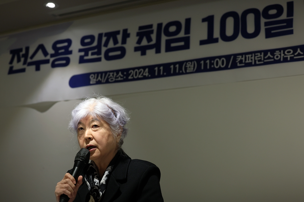 La directrice de l’Institut de traduction littéraire Chun Sooyoung s’exprime lors d’une conférence de presse à la Conference House Dalgaebi, à Séoul, le 11 novembre 2024. © Lee Jun Young / Korea.net