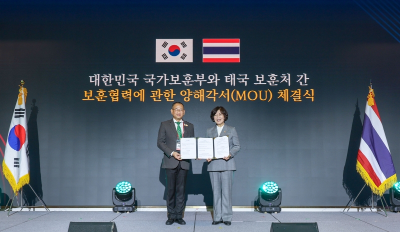 La ministre des Patriotes et des Anciens combattants, Kang Jung-ai, pose avec son homologue thaïlandais, Detnitit Luangngamkum, lors de la signature d’un protocole d’accord, au Sofitel Ambassador Hotel, dans l’arrondissement de Songpa-gu à Séoul, le 13 novembre 2024. © Ministère des Patriotes et des Anciens combattants