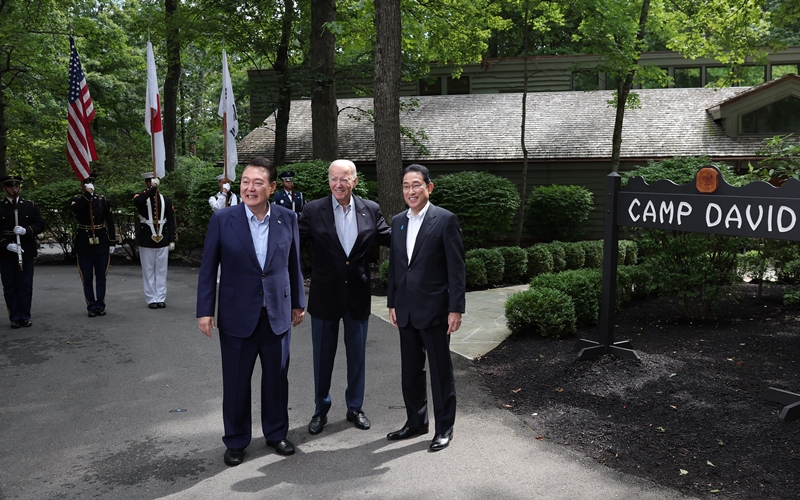 Le president Yoon Suk Yeol (à gauche), le président américain Joe Biden et le Premier ministre japonais Fumio Kishida posent avant le sommet trilatéral qui s’est tenu à Camp David, aux États-Unis, le 18 août 2023. © Kim Yongwii / Bureau présidentiel