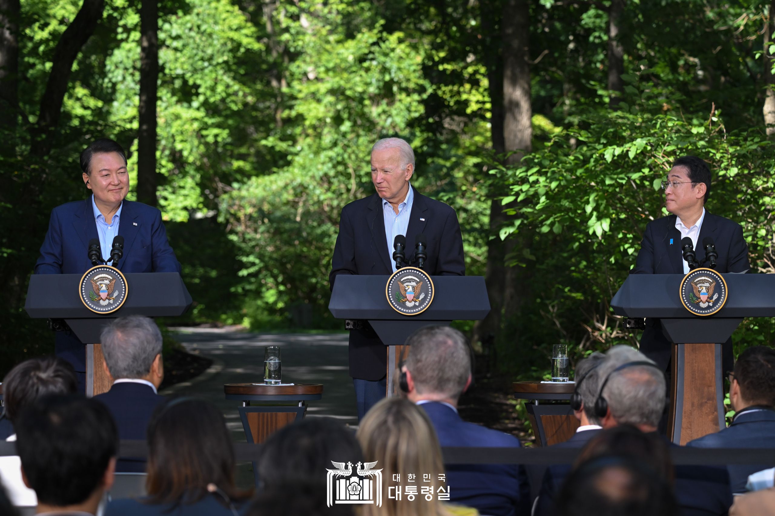 Le president coréen Yoon Suk Yeol, le president américain Joe Biden et le Premier ministre japonais Fumio Kishida s’expriment lors du sommet trilatéral à Camp David aux États-Unis, le 18 août 2023. © Bureau présidentiel