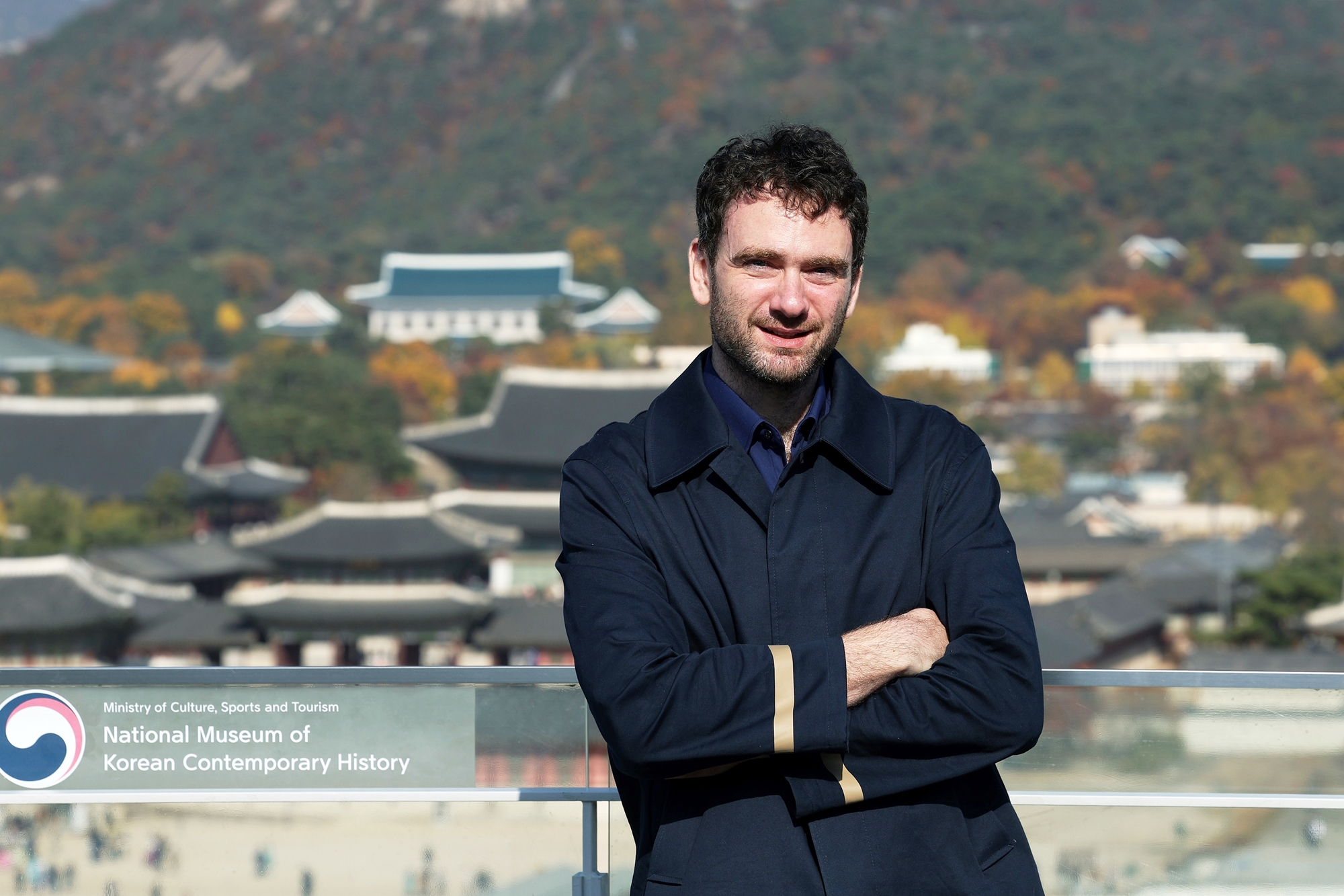 Daniel Tudor pose sur le toit du musée national d’histoire contemporaine de Corée, à Séoul, le 13 novembre 2024. © Lee Jun Young / Korea.net