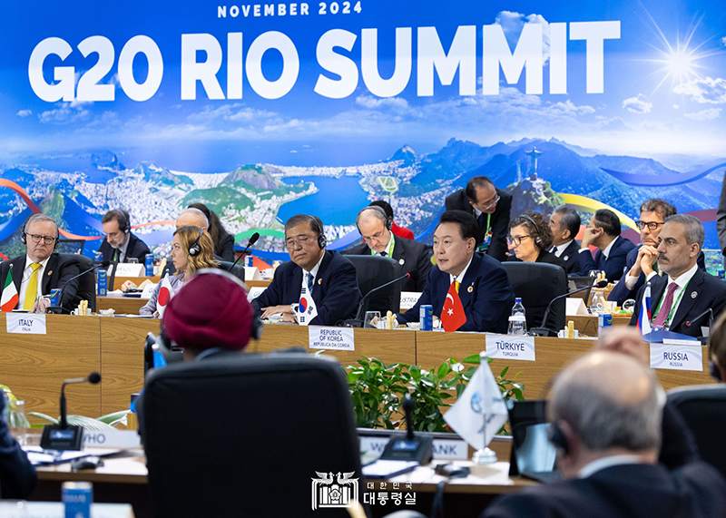 Le président Yoon Suk Yeol s’exprime lors du sommet du G20 à Rio de Janeiro tenu au Musée d’art contemporain de Rio de Janeiro au Brésil, le 18 novembre 2024. © Bureau présidentiel