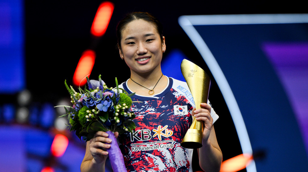An Se-young pose après sa victoire aux 2024 China Masters, à la Shenzhen Arena, le 24 novembre 2024. © Goh Ean Jie and Mak Chiu Wo/Badmintonphoto