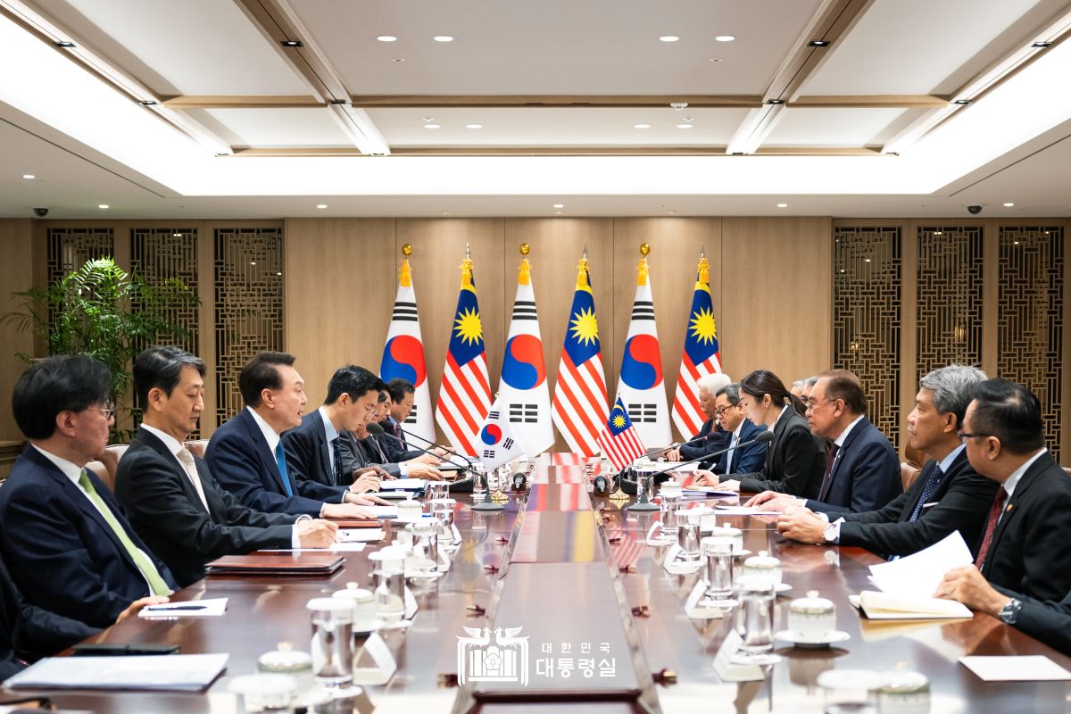 Un sommet entre la Corée et la Malaisie se tient au bureau présidentiel de Yongsan, à Séoul, le 25 novembre 2024. © Bureau présidentiel