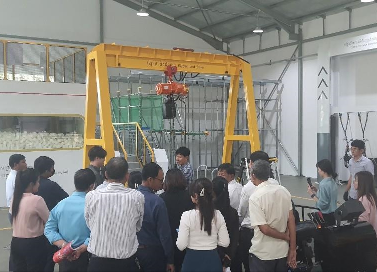 Un groupe de personnes observent une machine installée dans le centre de formation à la sécurité et à la santé au travail inauguré par la Corée à Phnom Penh, au Cambodge, le 29 novembre 2024. © Ministère de l’Emploi et du Travail
