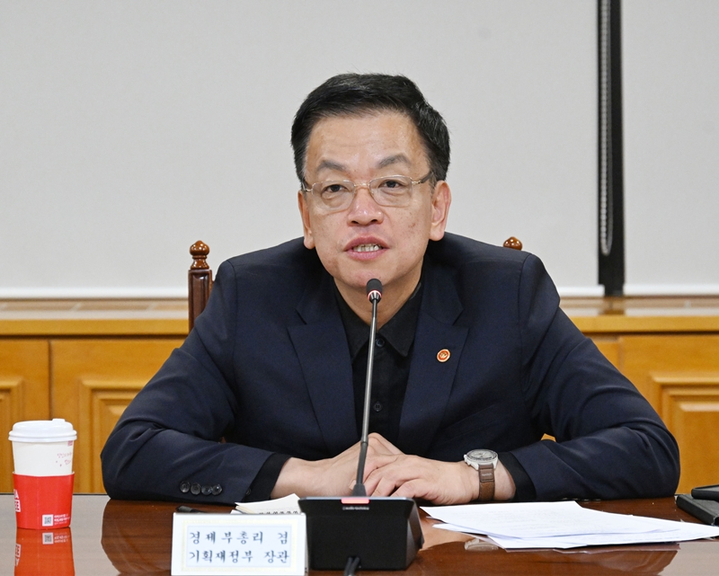 Le vice-Premier ministre et ministre des Finances Choi Sang Mok lors d’une réunion d’urgence à la Korea Federation of Banks, à Séoul, le 5 décembre 2024. © Ministre de l’Économie et des Finances