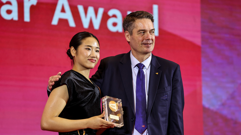 An Se-young pose avec Poul-Erik Larsen, président de la Fédération mondiale de badminton (BWF), lors du BWF World Tour Finals Gala Dinner tenu à Hangzhou, en Chine, le 9 décembre 2024. © Fédération mondiale de badminton