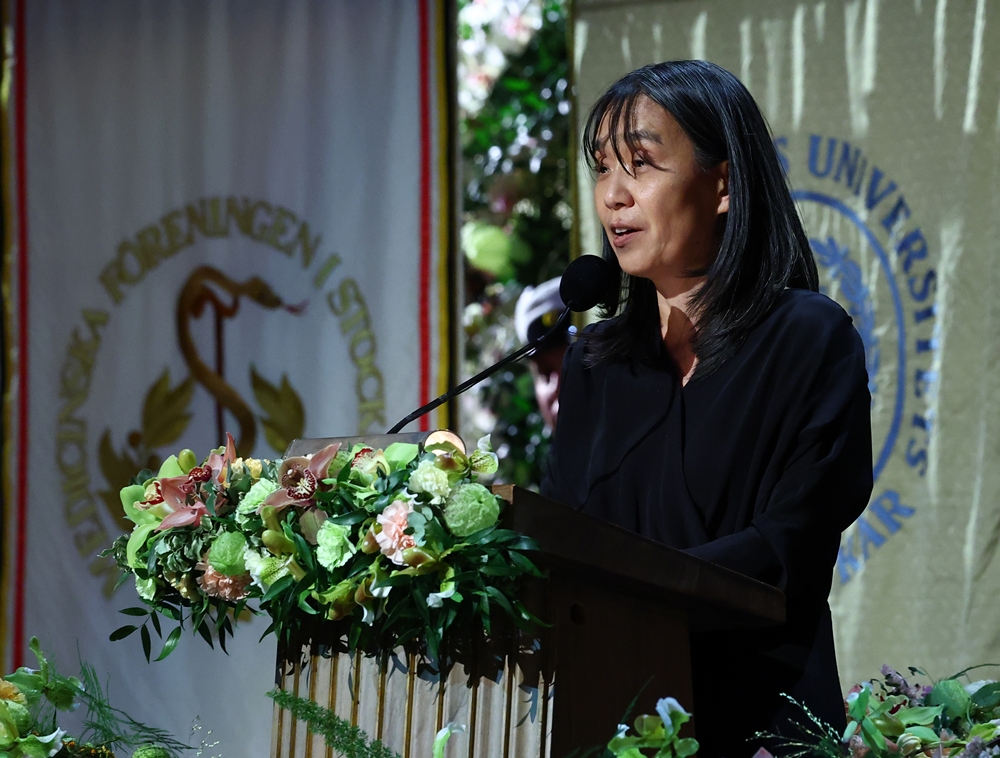 La romancière Han Kang donne un discours de remerciement après avoir reçu le prix Nobel de littérature 2024, à Stockholm, en Suède, le 10 décembre 2024. © Agence de presse Yonhap