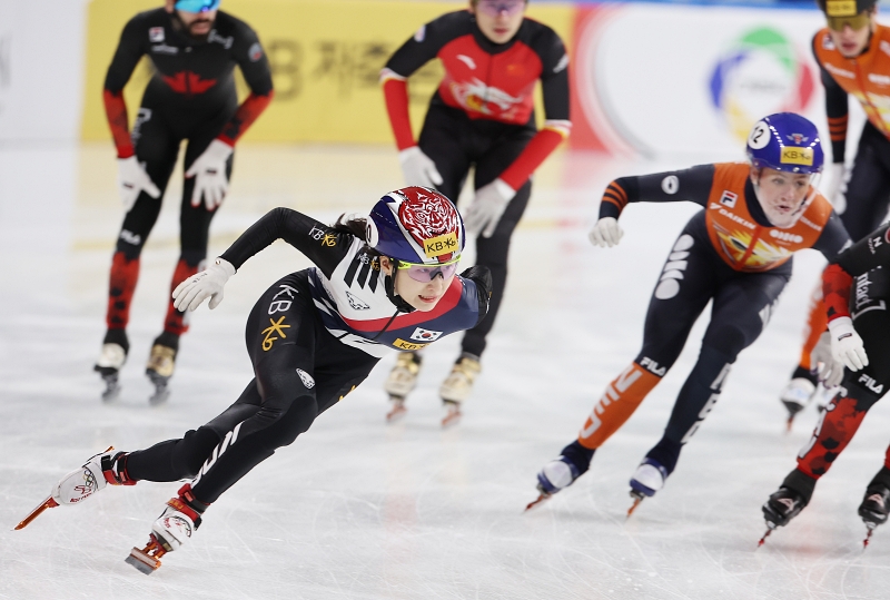 Choi Min-jeong glisse sur la piste de la patinoire de Mokdong, à Séoul, dans le cadre de la finale du relais mixte sur 2000m du Short Track World Tour 2024/25, le 15 décembre 2024. © Agence de presse Yonhap